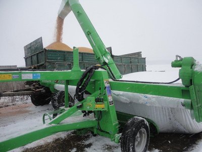 Grain bag unloader